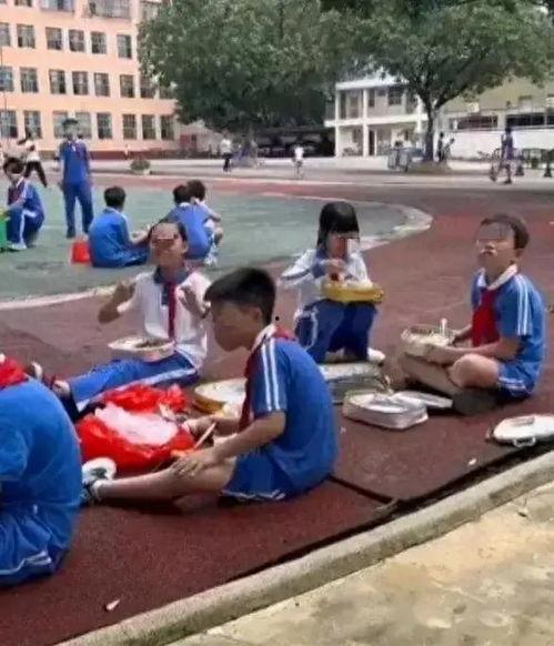 雷波西操场吃瓜