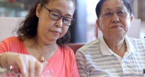 帅哥大妈大叔吃瓜,共享吃瓜盛宴